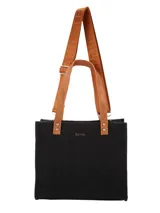Cartera tipo tote de estructura cuadrada con textura efecto croco en color negro. Presenta correas de hombro y una correa larga ajustable en color suela con detalles de remaches metálicos plateados.