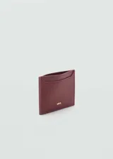 Porta tarjetas de diseño minimalista en color bordó con textura efecto saffiano. Cuenta con múltiples ranuras para tarjetas y logo de la marca grabado en la parte frontal.