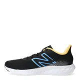 Championes de running New Balance modelo 411 V3, color negro con detalles en azul y amarillo. Presentan una estructura de malla transpirable, logo N lateral en azul y suela con tecnología EVA Ground Contact para mayor amortiguación y agarre.