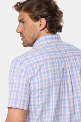 Camisa de manga corta a cuadros en tonos celeste, blanco y naranja.