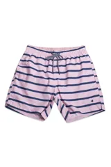 Short de baño de secado rápido con estampado floral en tonos celestes y blancos. Cuenta con cintura elástica con cordón ajustable, dos bolsillos laterales, un bolsillo trasero y suspensor interno.