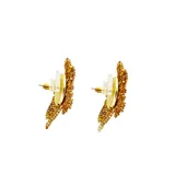 Par de aros colgantes con forma de flor dorada, hechos con mostacillas y una perla en el centro.