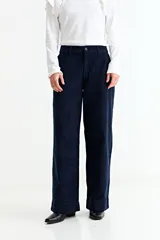 Pantalón de pana de corte wide leg, color verde oliva, con cierre frontal y bolsillos laterales.