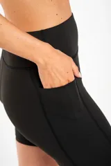 Short tipo biker de tiro alto, confeccionado en tejido técnico elástico de secado rápido, con costuras reforzadas y bolsillos laterales integrados.