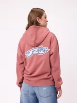 Canguro azul marino con cierre frontal, capucha y bolsillos laterales. Presenta un parche bordado con el número 85 en color celeste y blanco en la manga.