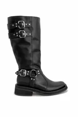 Bota alta de cuero negro con caña alta y hebillas plateadas.