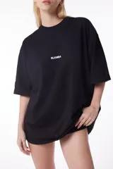 Remerón negro de algodón y spandex, con cuello redondo y logo Blkmba estampado en serigrafía en el pecho.