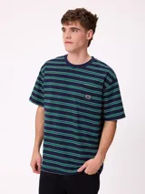 Remera de corte holgado con diseño de rayas horizontales en tonos beige, marrón y azul claro. Presenta cuello redondo, mangas cortas y un bolsillo frontal en el pecho con el logo de la marca bordado.