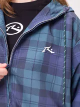 Campera rompevientos color bordó con cierre frontal, capucha con cordones ajustables y franjas laterales en tono más oscuro. Presenta puños elásticos y bolsillos frontales.