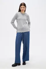 Sweater de lyocell, con cuello a la base, manga larga y corte al cuerpo.