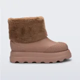 Botas de caña corta Melissa, con base de plataforma dentada y cuerpo de material sintético liso con detalle de textura acanalada en la puntera y el talón. Incluye un revestimiento superior de piel sintética afelpada.