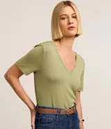 Blusa básica de manga corta con cuello en V, confeccionada en tejido de viscosa con elastano. Presenta un diseño liso y corte ajustado.