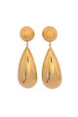 Aros colgantes dorados con forma de lágrima y esfera en la parte superior.
