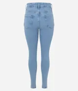 Pantalón skinny de tiro alto confeccionado en denim azul oscuro con leve elasticidad. Presenta cierre frontal con botón y cremallera, presillas para cinturón y bolsillos funcionales.