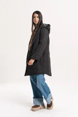 Campera larga negra capitoneada con capucha y cierre frontal.