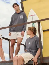 Buzo con capucha gris oscuro, con estampado trasero de motivos playeros y texto "Rainbow Bay The Goldcoast GEM".