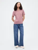 Remera azul de manga corta con cuello redondo y un pequeño oso bordado en el pecho.