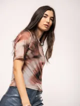 Top elastizado de tul con diseño de manchas en tonos marrones.