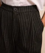 Pantalón jogger gris oscuro con estampa de raya de tiza, cintura de sastrería con pliegues delanteros y bajo plegado.