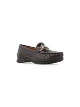 Mocasín de cuero con textura de reptil en color vino, con detalle de herraje metálico dorado en el empeine y suela de goma negra.