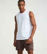 Bermuda deportiva masculina color marrón, confeccionada con tecnología Dry que evapora el sudor. Tiene cintura elástica con cordón ajustable y estampado de baloncesto.