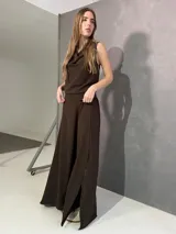 Falda larga marrón, de corte evasé, confeccionada en viscosa y elastano con pretina frontal y elástico trasero.