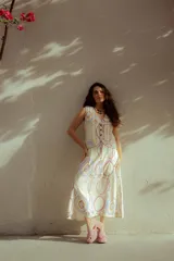 Falda midi color crema con estampado de círculos y flores en tonos pastel.