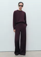 Pantalón de corte recto y pernera ancha, color bordó, con cintura elástica y bolsillos laterales.
