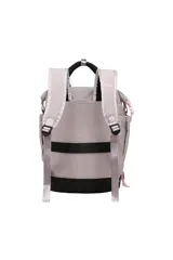 Mochila Moda Trendy de color beige con base y asas superiores negras, detalles en celeste claro y parche con el logo de la marca en el frente. Cuenta con bolsillos laterales y correas ajustables para la espalda.