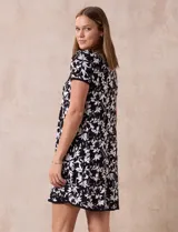 Camisón corto de tejido suave con estampado de leopardo en tonos grises y rosados, con escote redondo y mangas cortas.