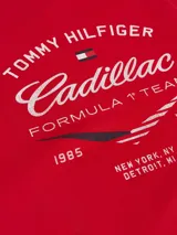 Remera de cuello redondo en color rojo, confeccionada en puro algodón. Presenta un estampado gráfico en el pecho con la colaboración entre Tommy Hilfiger y Cadillac Formula 1 Team, incluyendo detalles distintivos de ambas marcas.