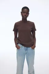 Remera marrón de punto de algodón tupido con cuello redondo ribeteado acanalado y mangas cortas.
