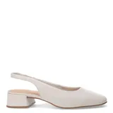 Zapatos tipo slingback de cuero negro con taco cuadrado bajo y punta redondeada.