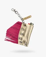 Porta encendedor de cuero dorado metalizado con tachas plateadas y flecos de gamuza fucsia, con cadena metálica y dije con la inscripción POLACA.