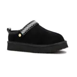 Zapato tipo zueco de gamuza negra con plataforma baja, costura frontal central y cinta decorativa bordada en blanco sobre el empeine.