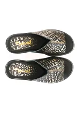 Zueco con plataforma de cuero negro con estampado croco en tonos dorados.