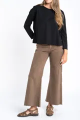 Remera de manga larga color negro, con cuello redondo y corte al cuerpo.