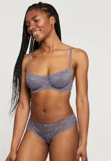 Soutien con aro, de encaje floral color lila y micro tul. Breteles fijos con largo regulable.