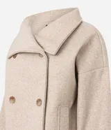 Saco femenino de estructura encorpada en color beige, con cuello alto, cierre frontal de abotonado traspasado y mangas largas de caída recta.