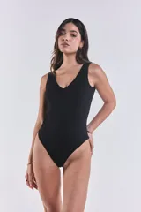 Body negro de morley con lycra, escote en V y sin mangas.