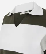 Suéter de punto con diseño de rayas horizontales anchas en color verde oscuro y blanco. Presenta cuello tipo polo con escote en V, mangas largas con puños ajustados y un corte regular.