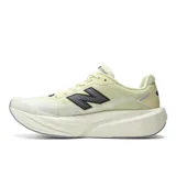 Championes de running New Balance FuelCell Rebel v5, color amarillo claro con detalles en negro y gris. Presentan capellada de malla transpirable, entresuela alta FuelCell con tecnología PEBA y EVA, y el logo característico 'N' en el lateral.