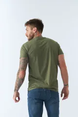 Remera básica de hombre con escote en V y manga corta. Presenta un diseño liso con logo bordado en el pecho.