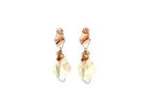 Pendientes colgantes plateados con diseño asimétrico, estructurados en alambre con cuentas facetadas en tonos cálidos y una pieza metálica irregular colgante.