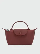 Cartera pouch Le Pliage de Longchamp, modelo compacto en color bordó con asa superior corta y cierre de solapa con botón a presión.