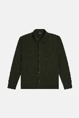 Camisa de manga larga confeccionada en tejido tipo waffle, con cuello clásico y botonadura frontal. Presenta una textura marcada y estructura liviana.