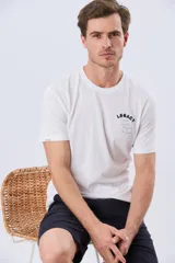 Remera de manga corta y cuello redondo color azul melange, con estampa y letras bordadas en el pecho.