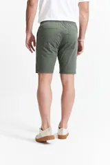 Bermuda de gabardina con diseño de cinco bolsillos, cintura elástica con cordón de ajuste y corte recto.