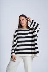 Sweater oversize de Bremer, con rayas horizontales negras y crudas.
