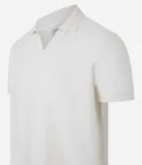 Remera polo de manga corta con cuello tradicional sin botones, confeccionada en tejido con textura mini grid.